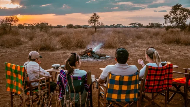 IM_KE_AMB_Sundowner-at-Tulia-Amboseli_Clients-in-front-of-fireplace