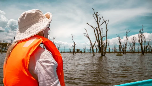 IM_KE_NVS_Boat-safari-and-walking-safari-in-crescent-island_Client-from-boat
